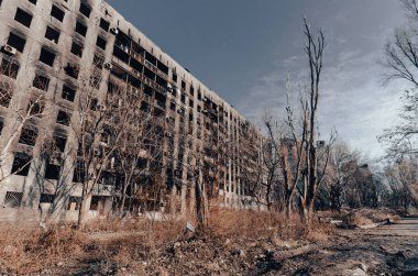 Ukrayna 'daki savaş sırasında şehirdeki evleri yakıp yıktılar.