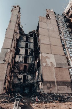 Ukrayna 'daki savaş sırasında şehirdeki evleri yakıp yıktılar.