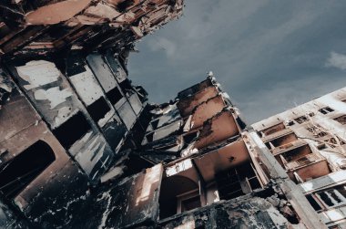 Ukrayna 'daki savaş sırasında şehirdeki evleri yakıp yıktılar.