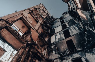 Ukrayna 'daki savaş sırasında şehirdeki evleri yakıp yıktılar.