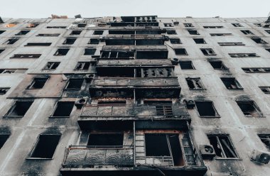 Ukrayna 'daki savaş sırasında şehirdeki evleri yakıp yıktılar.