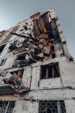 Ukrayna 'daki savaş sırasında şehirdeki evleri yakıp yıktılar.