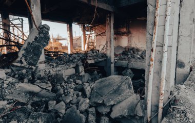 Ukrayna 'daki savaş sırasında şehirdeki evleri yakıp yıktılar.