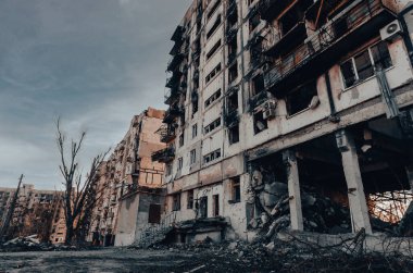 Ukrayna 'daki savaş sırasında şehirdeki evleri yakıp yıktılar.