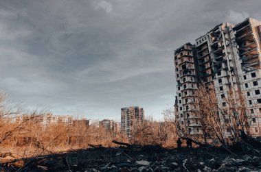 Ukrayna 'daki savaş sırasında şehirdeki evleri yakıp yıktılar.