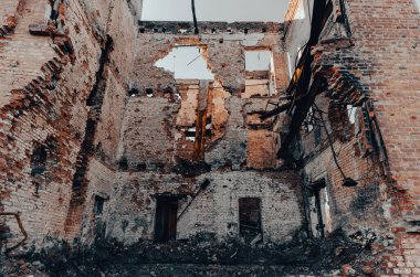 Ukrayna 'daki savaş sırasında şehirdeki evleri yakıp yıktılar.