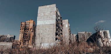 Ukrayna 'daki savaş sırasında şehirdeki evleri yakıp yıktılar.