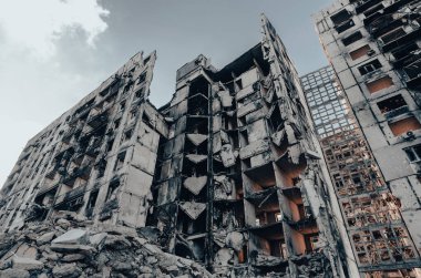 Ukrayna 'daki savaş sırasında şehirdeki evleri yakıp yıktılar.