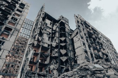 Ukrayna 'daki savaş sırasında şehirdeki evleri yakıp yıktılar.