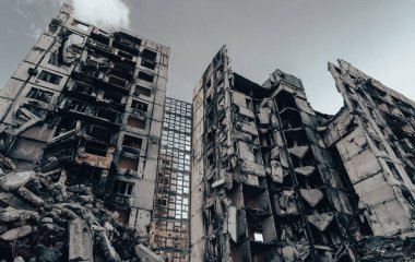 Ukrayna 'daki savaş sırasında şehirdeki evleri yakıp yıktılar.