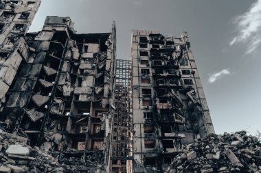 Ukrayna 'daki savaş sırasında şehirdeki evleri yakıp yıktılar.