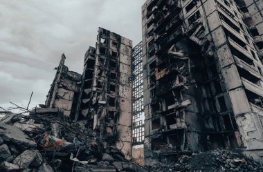 Ukrayna 'daki savaş sırasında şehirdeki evleri yakıp yıktılar.