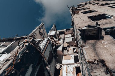 Ukrayna 'daki savaş sırasında şehirdeki evleri yakıp yıktılar.