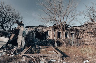 Ukrayna 'daki savaş sırasında şehirdeki evleri yakıp yıktılar.