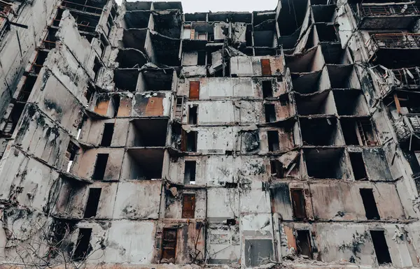 Ukrayna 'daki savaş sırasında şehirdeki evleri yakıp yıktılar.