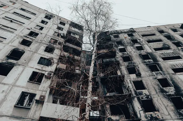 Ukrayna 'daki savaş sırasında şehirdeki evleri yakıp yıktılar.