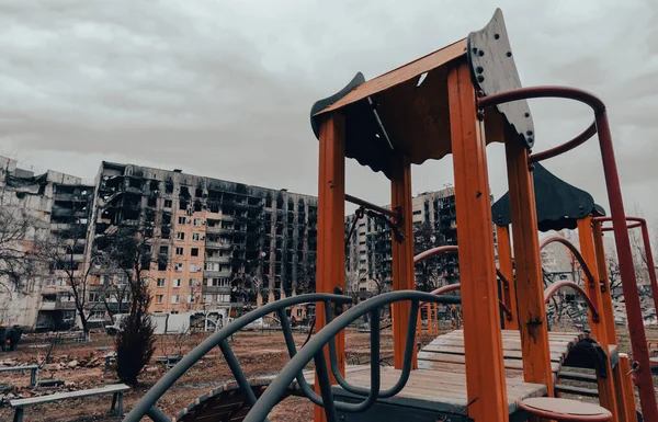 Ukrayna 'daki savaş sırasında şehirdeki evleri yakıp yıktılar.