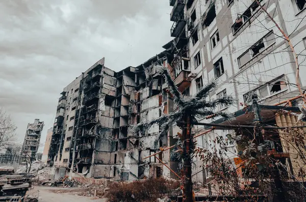 Ukrayna 'daki savaş sırasında şehirdeki evleri yakıp yıktılar.