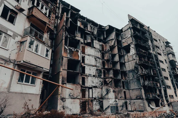 Ukrayna 'daki savaş sırasında şehirdeki evleri yakıp yıktılar.