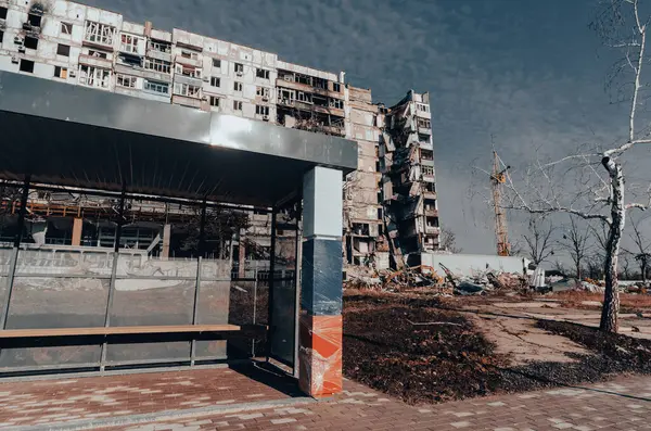 Ukrayna 'daki savaş sırasında şehirdeki evleri yakıp yıktılar.