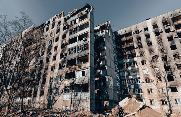 Ukrayna 'daki savaş sırasında şehirdeki evleri yakıp yıktılar.