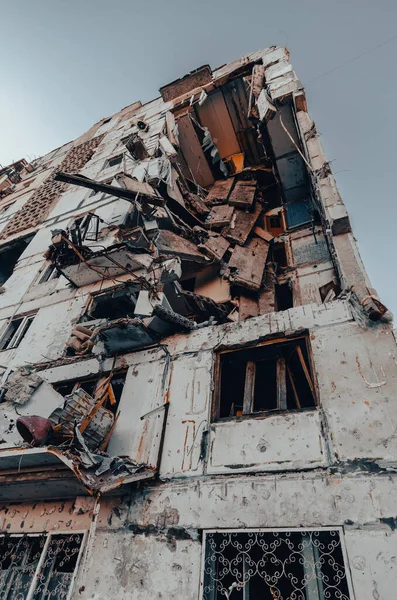 Ukrayna 'daki savaş sırasında şehirdeki evleri yakıp yıktılar.