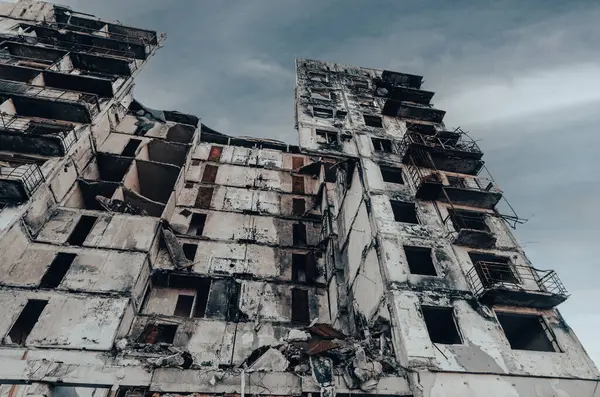 Ukrayna 'daki savaş sırasında şehirdeki evleri yakıp yıktılar.