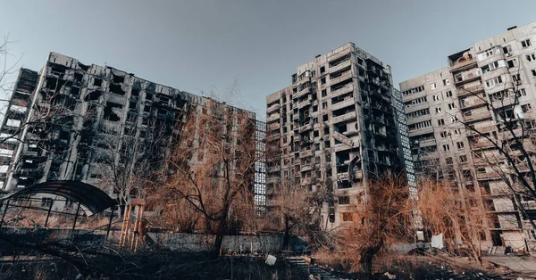 Ukrayna 'daki savaş sırasında şehirdeki evleri yakıp yıktılar.