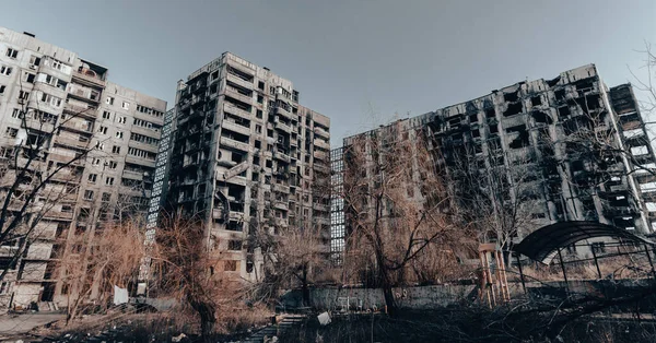 Ukrayna 'daki savaş sırasında şehirdeki evleri yakıp yıktılar.