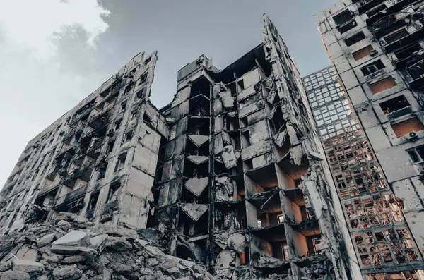 Ukrayna 'daki savaş sırasında şehirdeki evleri yakıp yıktılar.