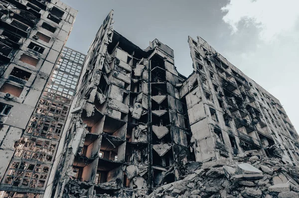 Ukrayna 'daki savaş sırasında şehirdeki evleri yakıp yıktılar.