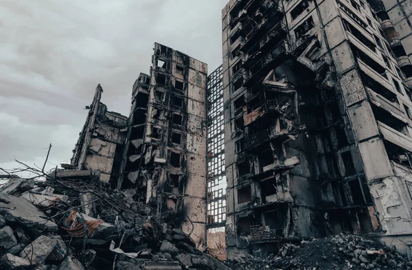 Ukrayna 'daki savaş sırasında şehirdeki evleri yakıp yıktılar.