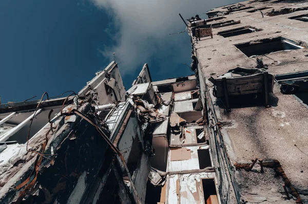 Ukrayna 'daki savaş sırasında şehirdeki evleri yakıp yıktılar.