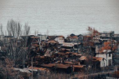 Ukrayna 'daki savaş sırasında şehirdeki evleri yakıp yıktılar.