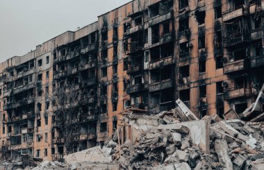 Ukrayna 'daki savaş sırasında şehirdeki evleri yakıp yıktılar.