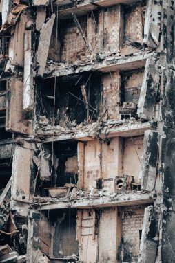 Ukrayna 'daki savaş sırasında şehirdeki evleri yakıp yıktılar.