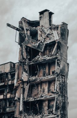 Ukrayna 'daki savaş sırasında şehirdeki evleri yakıp yıktılar.