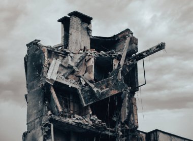 Ukrayna 'daki savaş sırasında şehirdeki evleri yakıp yıktılar.