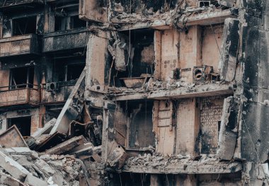 Ukrayna 'daki savaş sırasında şehirdeki evleri yakıp yıktılar.