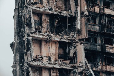 Ukrayna 'daki savaş sırasında şehirdeki evleri yakıp yıktılar.