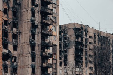 Ukrayna 'daki savaş sırasında şehirdeki evleri yakıp yıktılar.