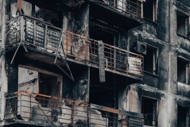 Ukrayna 'daki savaş sırasında şehirdeki evleri yakıp yıktılar.