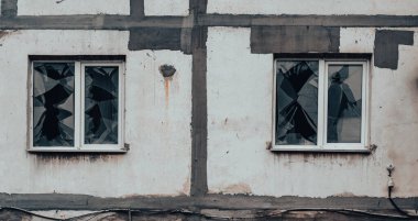 Ukrayna 'daki savaş sırasında şehirdeki evleri yakıp yıktılar.