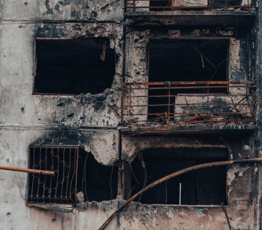 Ukrayna 'daki savaş sırasında şehirdeki evleri yakıp yıktılar.