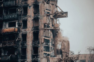 Ukrayna 'daki savaş sırasında şehirdeki evleri yakıp yıktılar.