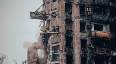 Ukrayna 'daki savaş sırasında şehirdeki evleri yakıp yıktılar.