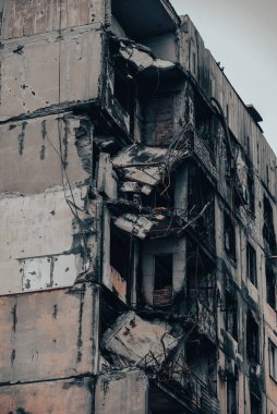 Ukrayna 'daki savaş sırasında şehirdeki evleri yakıp yıktılar.