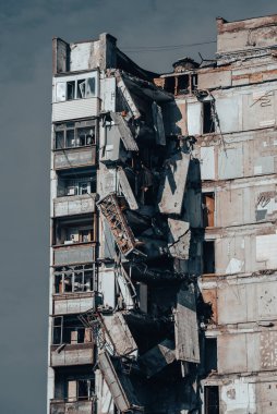 Ukrayna 'daki savaş sırasında şehirdeki evleri yakıp yıktılar.