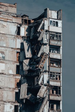 Ukrayna 'daki savaş sırasında şehirdeki evleri yakıp yıktılar.