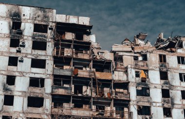 Ukrayna 'daki savaş sırasında şehirdeki evleri yakıp yıktılar.